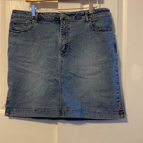 Venezia Dresses & Skirts - Venezia Jeans denim skirt light size 18